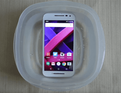 تماشا کنید: آیا گوشی 3 Moto G واقعا ضد آب است؟
