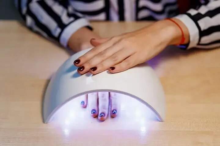 از پیری پوست تا سرطان؛ خطرات پنهان لاک ژل و کاشت ناخن