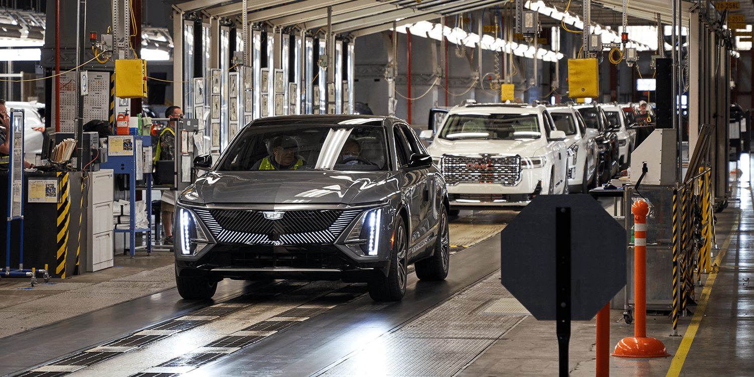 ترامپ بنزین را آزاد میکند General Motors slows down electric SUV production - electrive.com