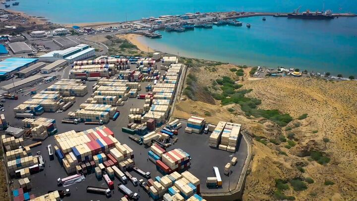 ترخیص روزانه ۹۰ هزار تن کالای اساسی از گمرکات کشور