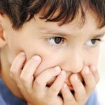 چگونه به کودکان لکنت‌دار در شرایط استرس‌زا کمک کنیم؟