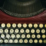 معمای QWERTY: می‌دانستید کیبورد شما برای کند کردن سرعت تایپ طراحی شده است؟