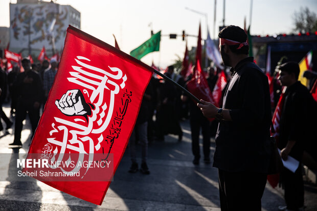 طوفانی از عشق در گذرگاه سوگ؛ وقتی هنر غم ملت را به تصویر میکشد طوفانی از عشق در گذرگاه سوگ؛ وقتی هنر غم ملت را به تصویر میکشد