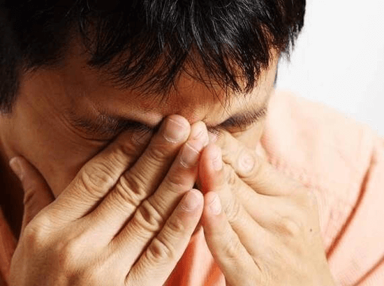 reduce-eye-strain-when-using-smartphones.w654